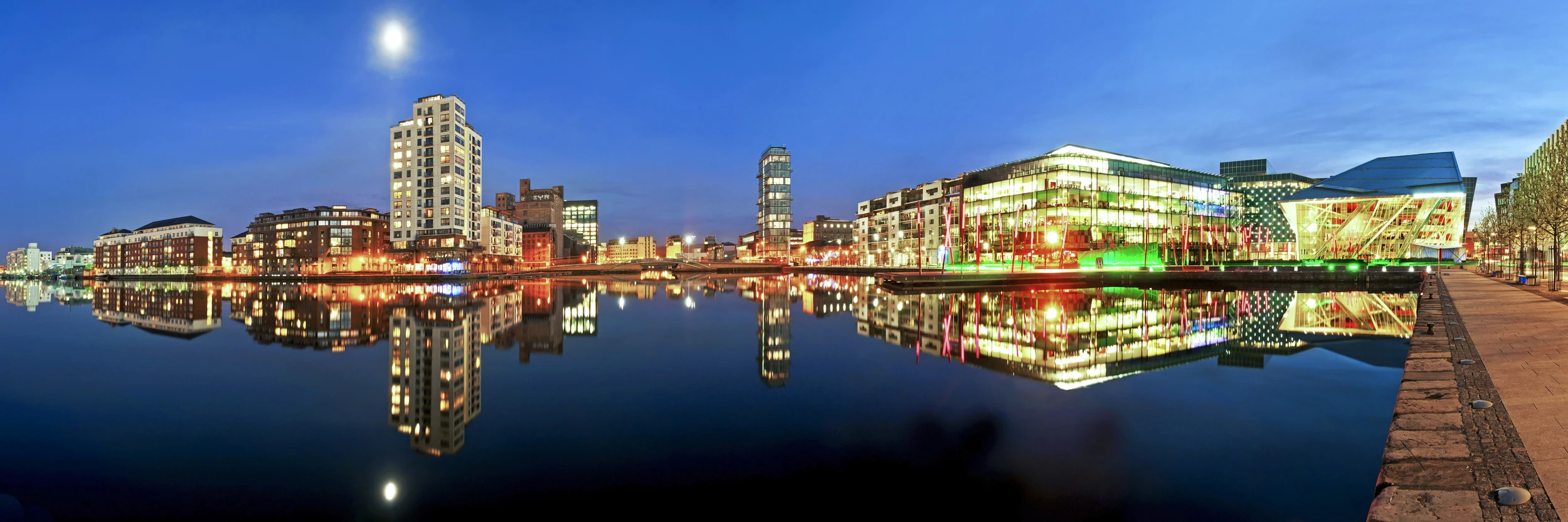 https://www.workthere.com/media/itqhkwcd/grand-canal-dock-the-docklands-1-1.jpg?v=1d99797af607390&utm_source=chatgpt.com